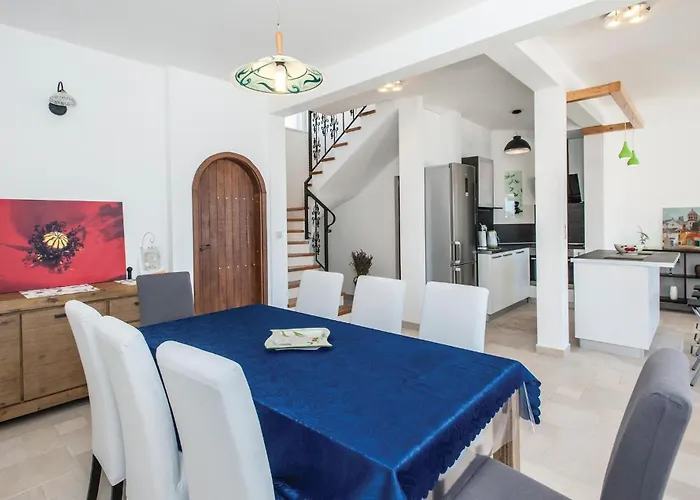 Stunning In With Kitchen * Севид