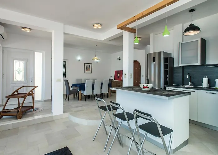 Stunning In With Kitchen