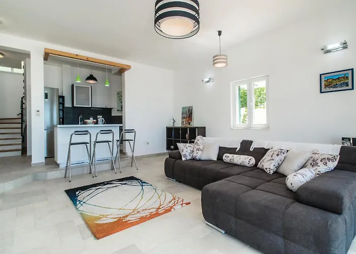 Stunning In With Kitchen * Севид